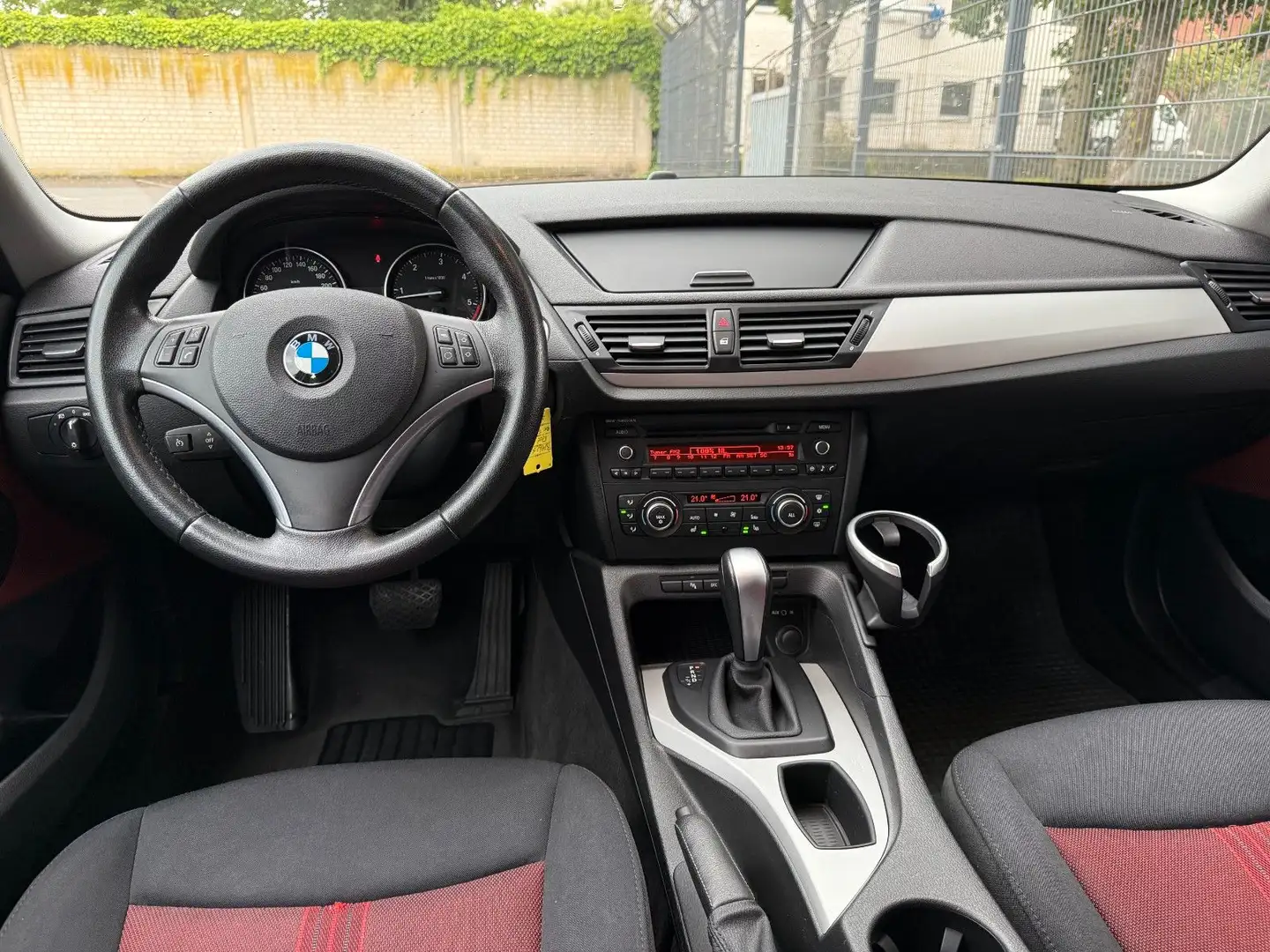 BMW X1 20 d xDrive AUT PDC SitzH AHK Rot - 2