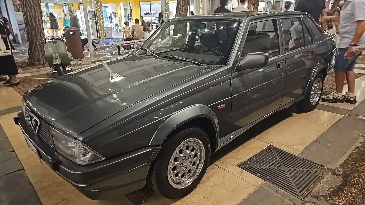 Alfa Romeo 75 2.0i ts, foto 1