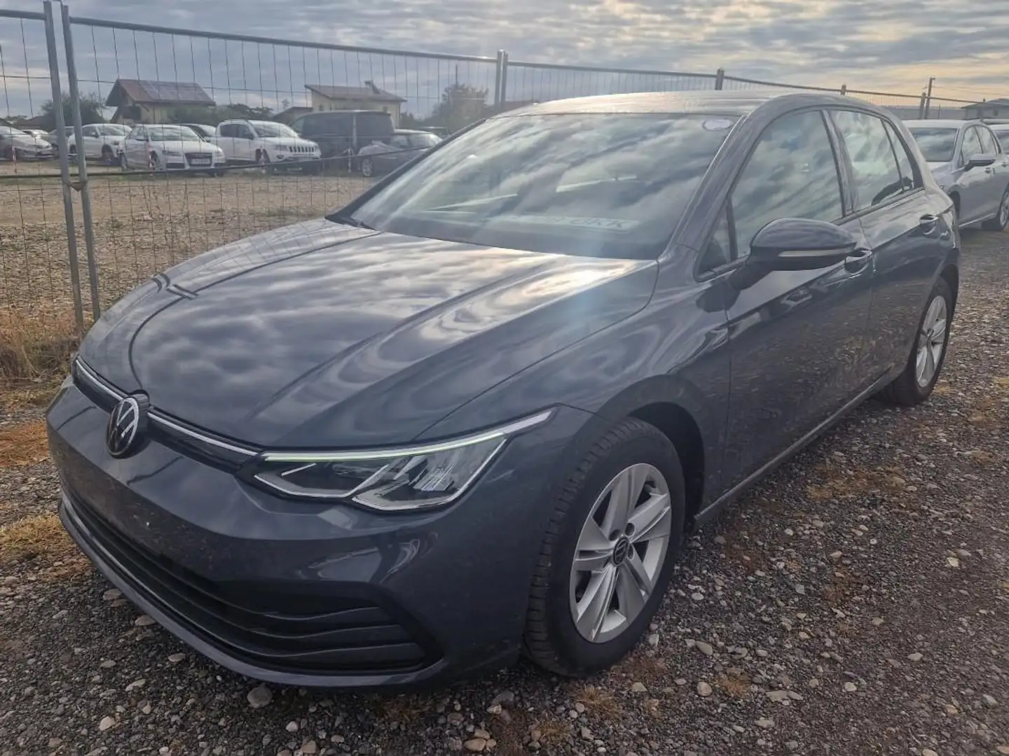 Volkswagen Golf VIII 1.0 eTSI LIFE DSG Navi*LED*RFK*ACC*APP Grau - 2