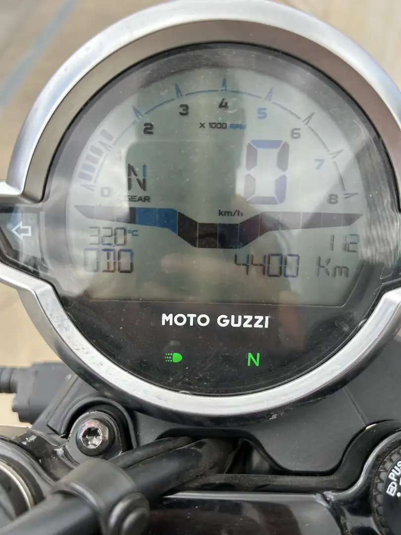 Moto Guzzi V 7 Stone Stříbrná - 2