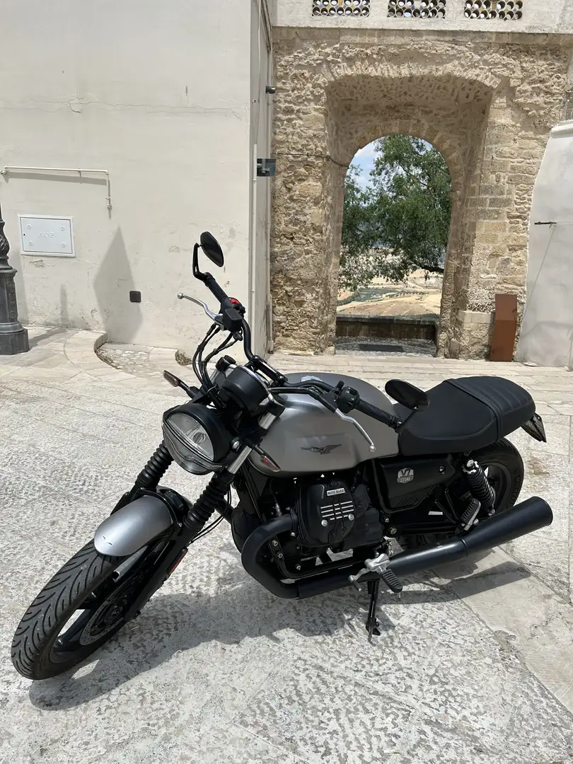Moto Guzzi V 7 Stone Stříbrná - 1
