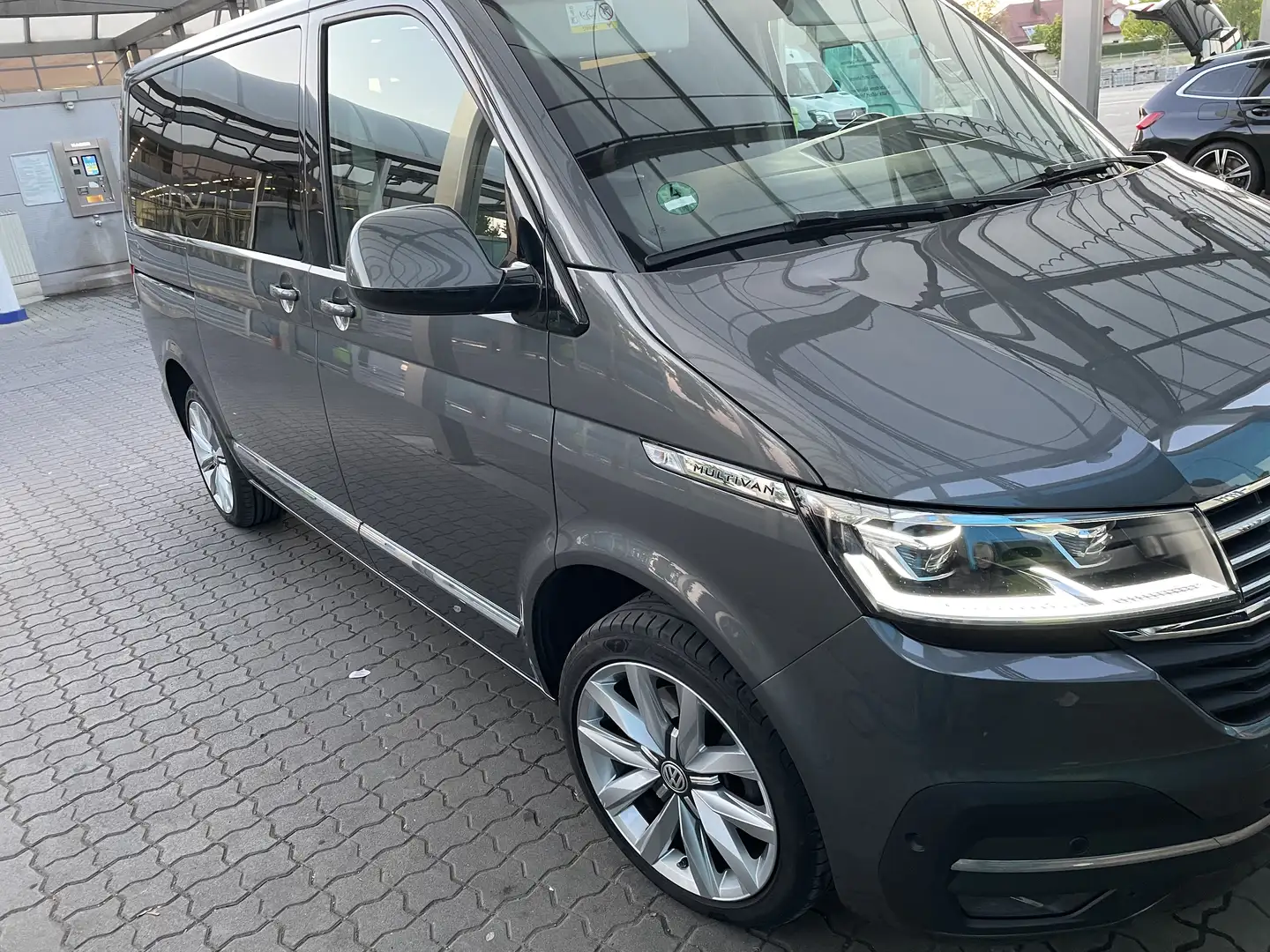 Volkswagen T6.1 Multivan Multivan Highline FWD Gris - 2