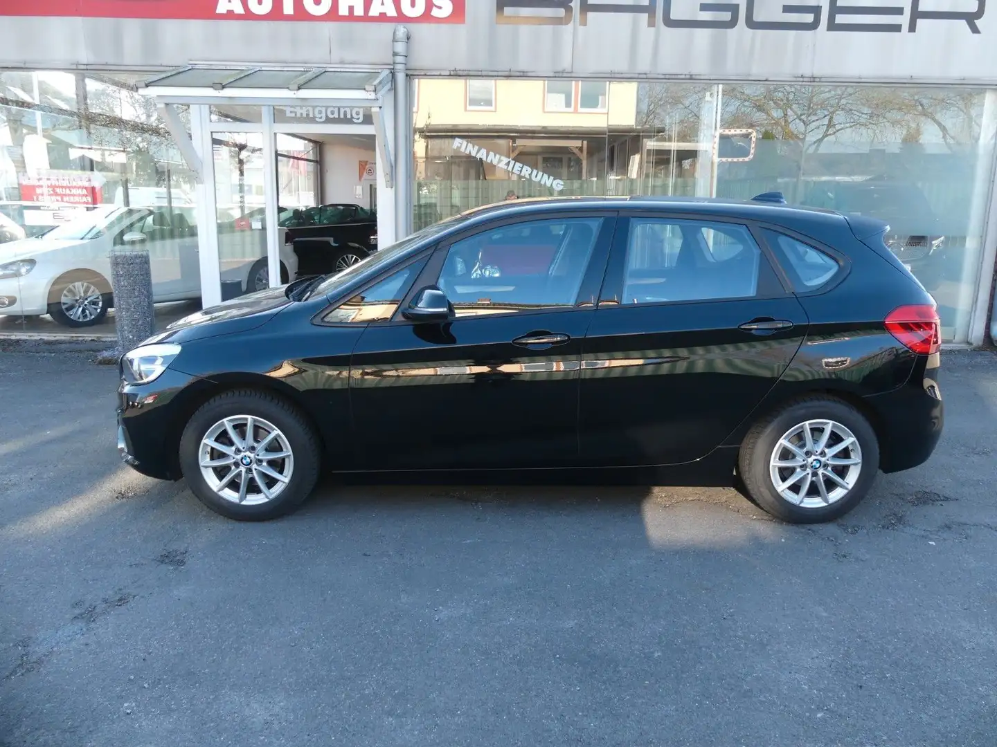 BMW 218 Baureihe 2 Active Tourer 218 d Advantage Schwarz - 1