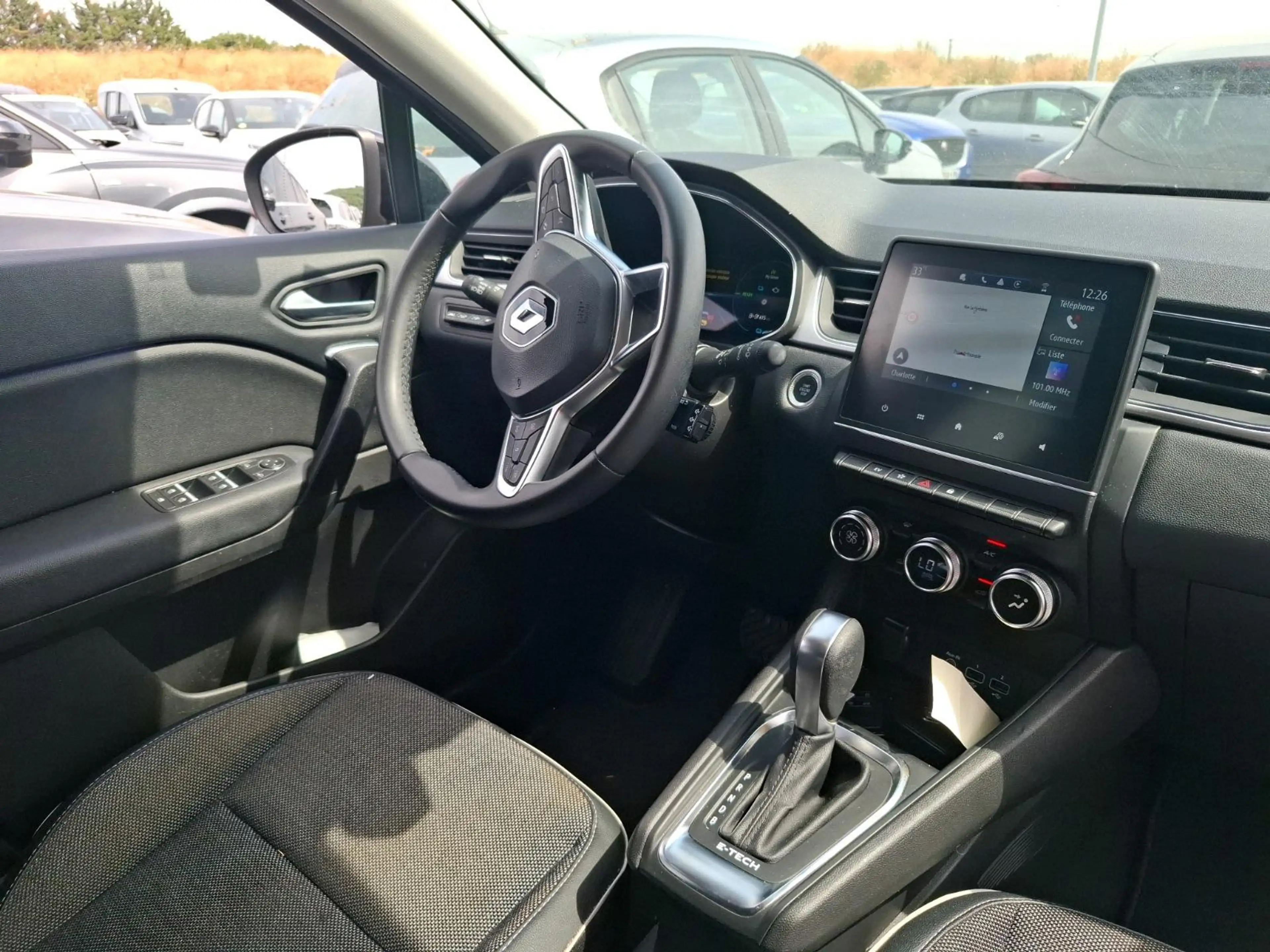 Renault Captur techno E-Tech Plug-in Hybrid 160 | Navigatie | par — photo 4
