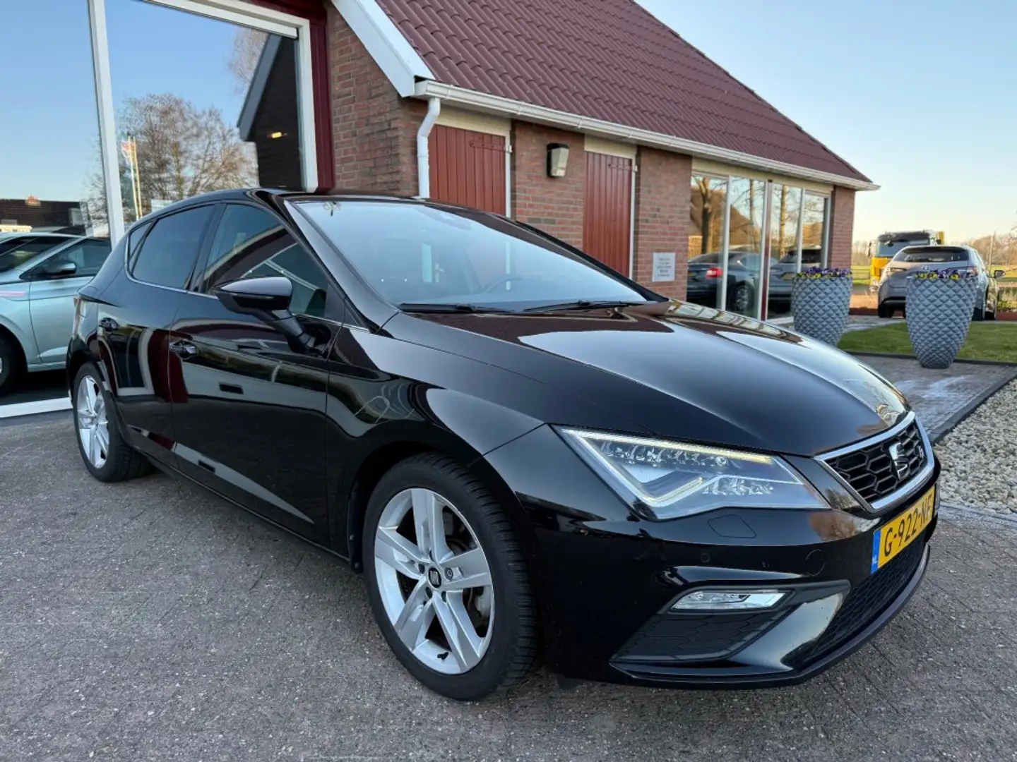 SEAT Leon 1.5 TSI 150 PK FR ULTIMATE EDITION 5-DRS AUTOMAAT Zwart - 1