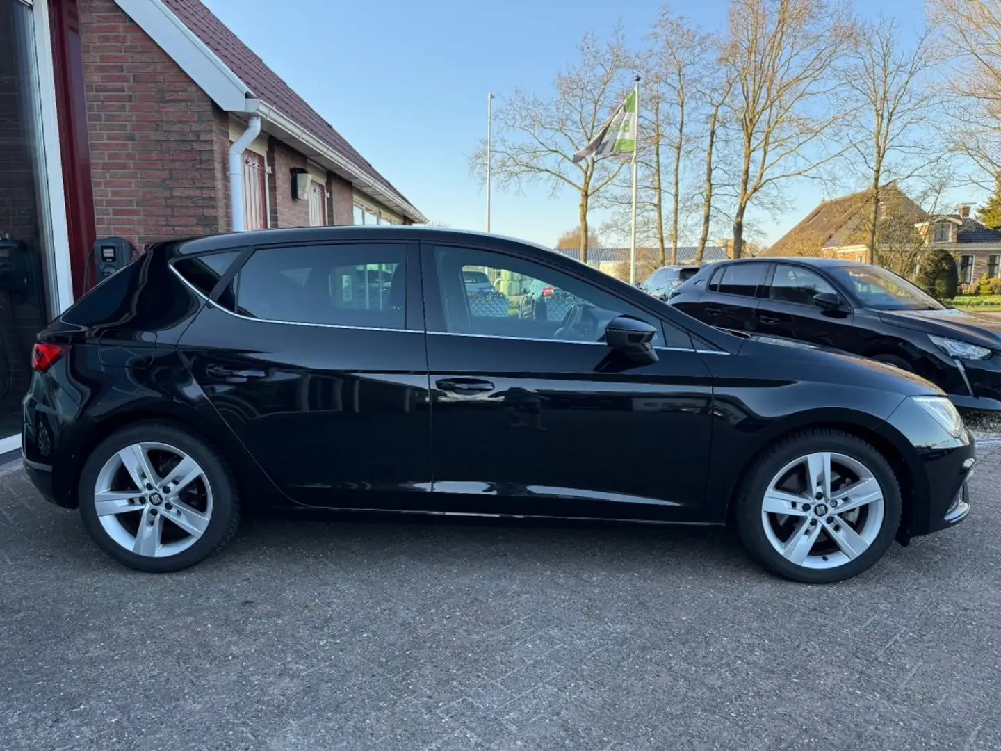 SEAT Leon 1.5 TSI 150 PK FR ULTIMATE EDITION 5-DRS AUTOMAAT Zwart - 2