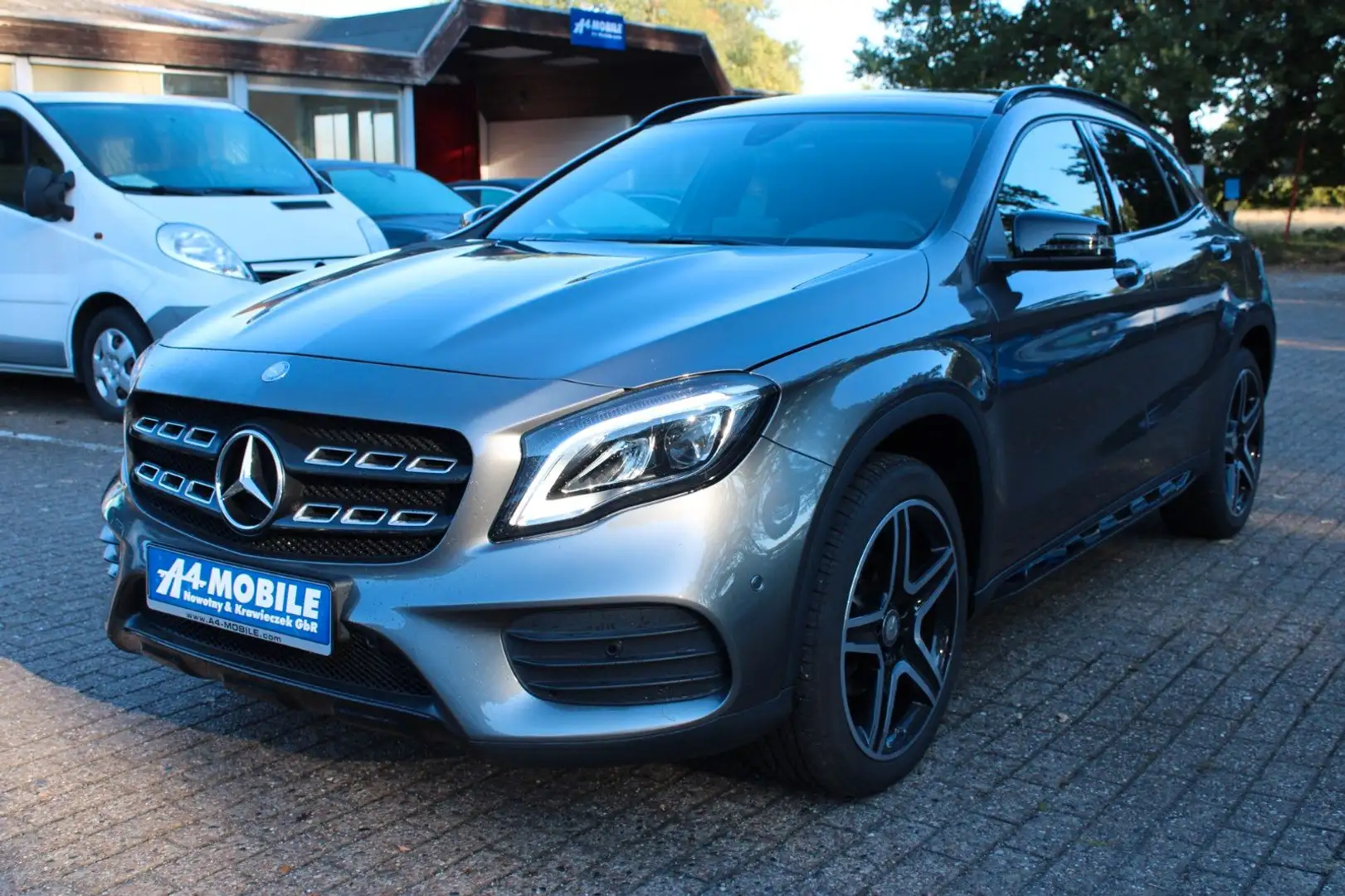 Mercedes-Benz GLA 200 AMG Line Edition Navi Kamera Pano 19" Gris - 1