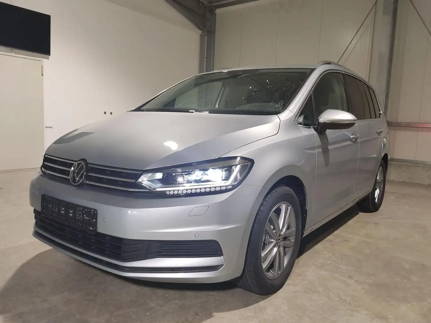 Volkswagen Touran Comfortline 1.5 TSI 150 PS DSG 7-Sitzer-AHK-Nav... Silber - 1