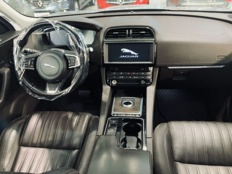 Jaguar F-Pace Portfolio AWD - TOP ZUSTAND — photo 2