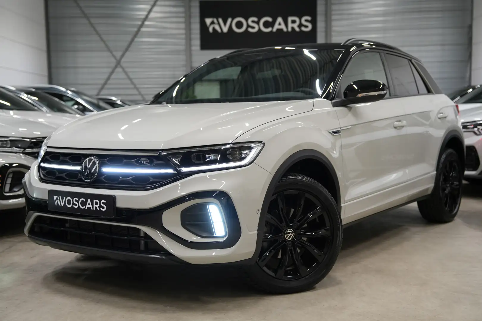 Volkswagen T-Roc 1.5 TSI R-Line * IQ Light - Camera - Keyless - App Grijs - 1