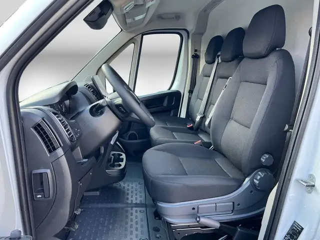 Opel Movano view 6