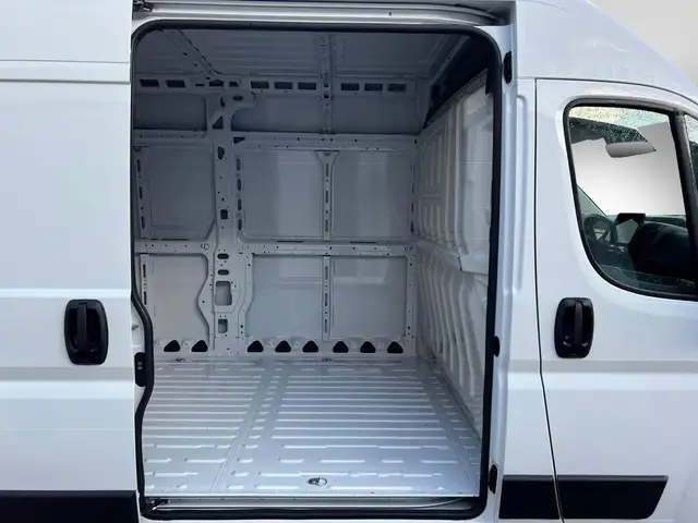Opel Movano view 7