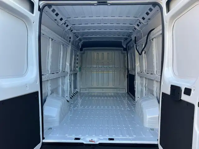 Opel Movano view 8