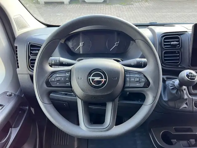 Opel Movano view 11