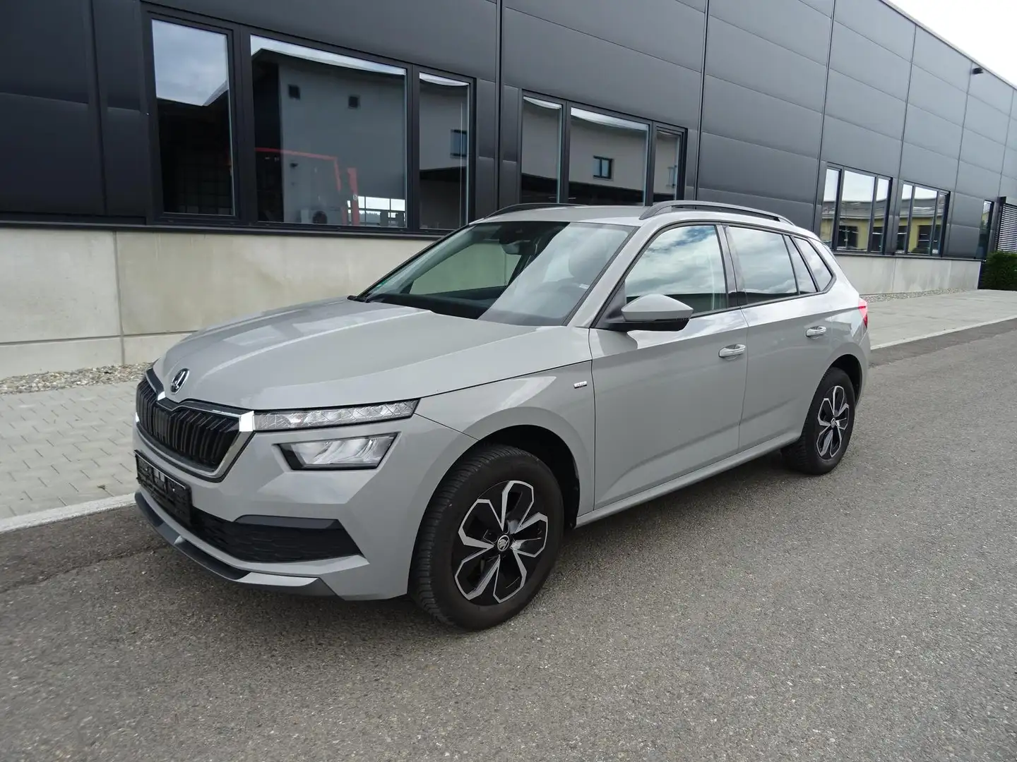 Skoda Kamiq 1.0 TSI Drive 125 AHK/SHZ/PDC/RFK Grey - 2