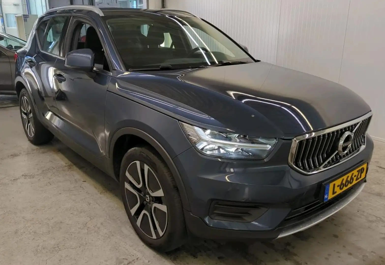 Volvo XC40 1.5 T5 Recharge 262 pk Inscription Navi Trekhaak C Blauw - 2