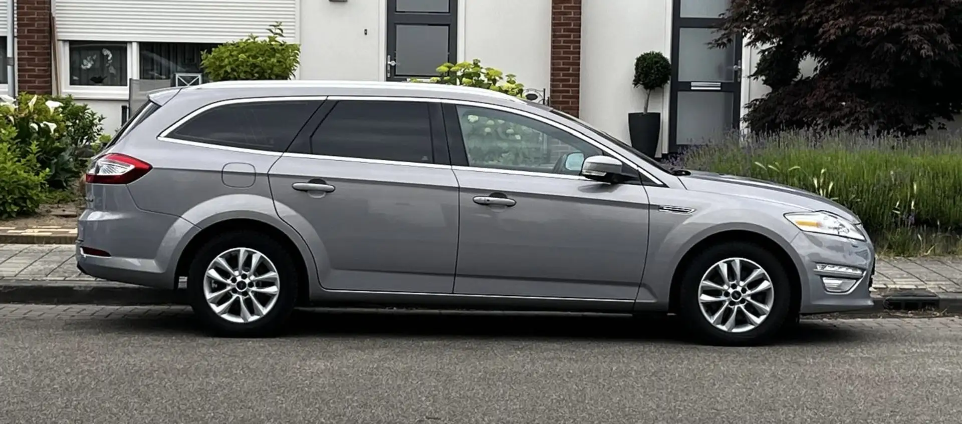 Ford Mondeo 1.6 EcoB. Platinum Gris - 1