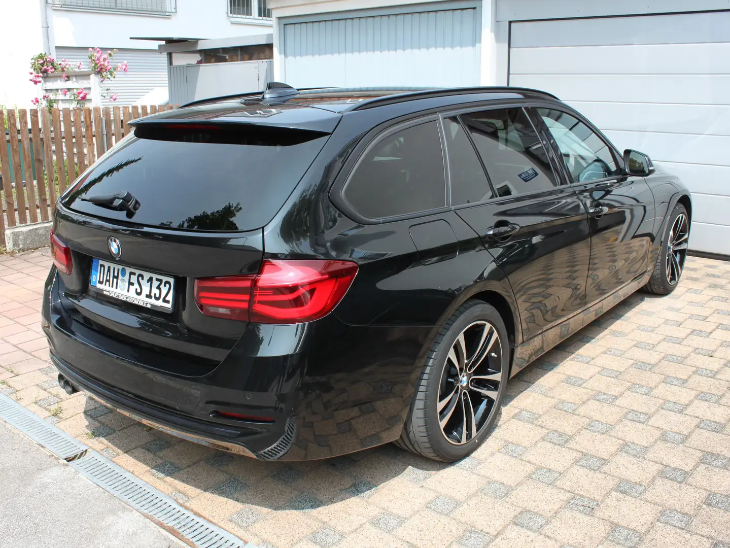 BMW 320 320d Touring Aut. Sport Line Schwarz - 1