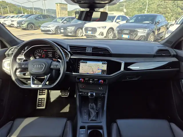 Audi Q3 view 8