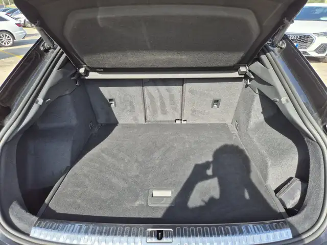 Audi Q3 view 11
