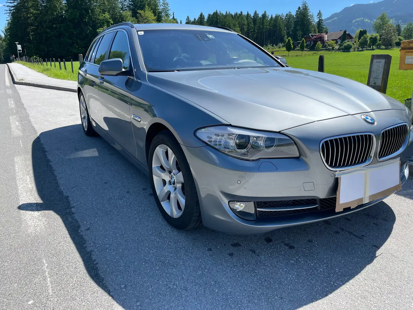BMW 520 520d Touring Aut. Grau - 2