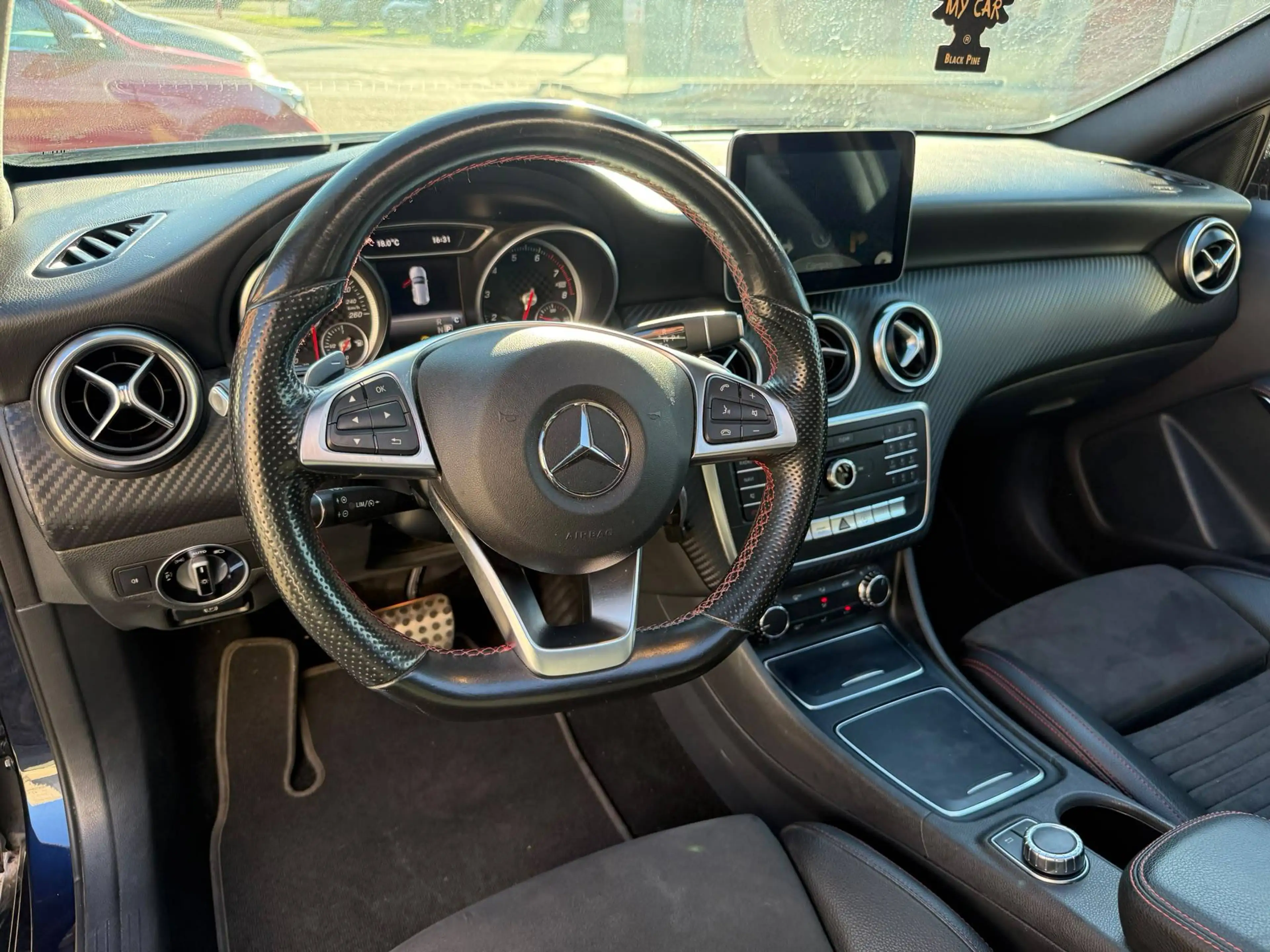 Mercedes-Benz A 180 Pack Amg / Toit Ouvrant / Full Led / Camera / Capteurs / Gps / Airco / Garantie — photo 14
