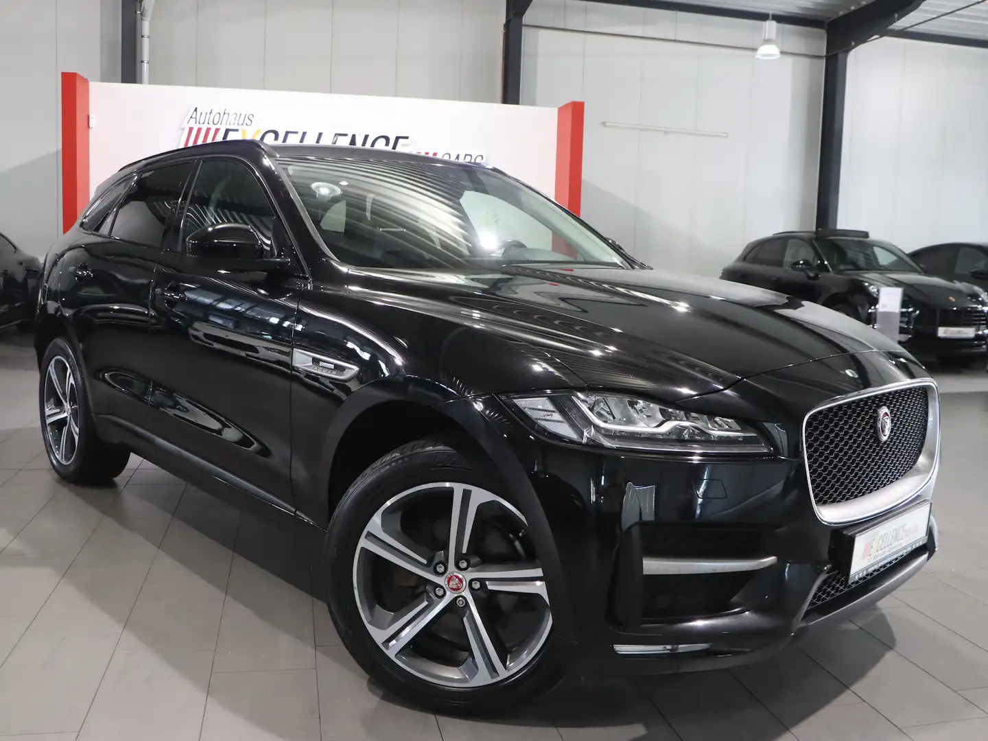 Jaguar F-Pace 20d AWD R-SPORT / PANORAMA, LED, LEDER Černá - 2
