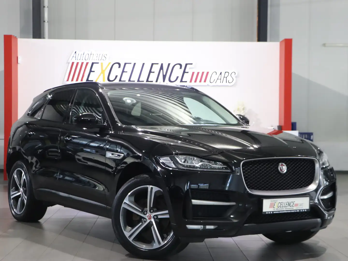 Jaguar F-Pace 20d AWD R-SPORT / PANORAMA, LED, LEDER Černá - 1