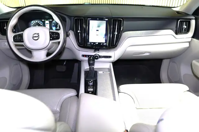 Volvo XC60 view 2