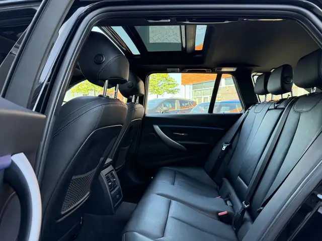 BMW 3 Series view 6
