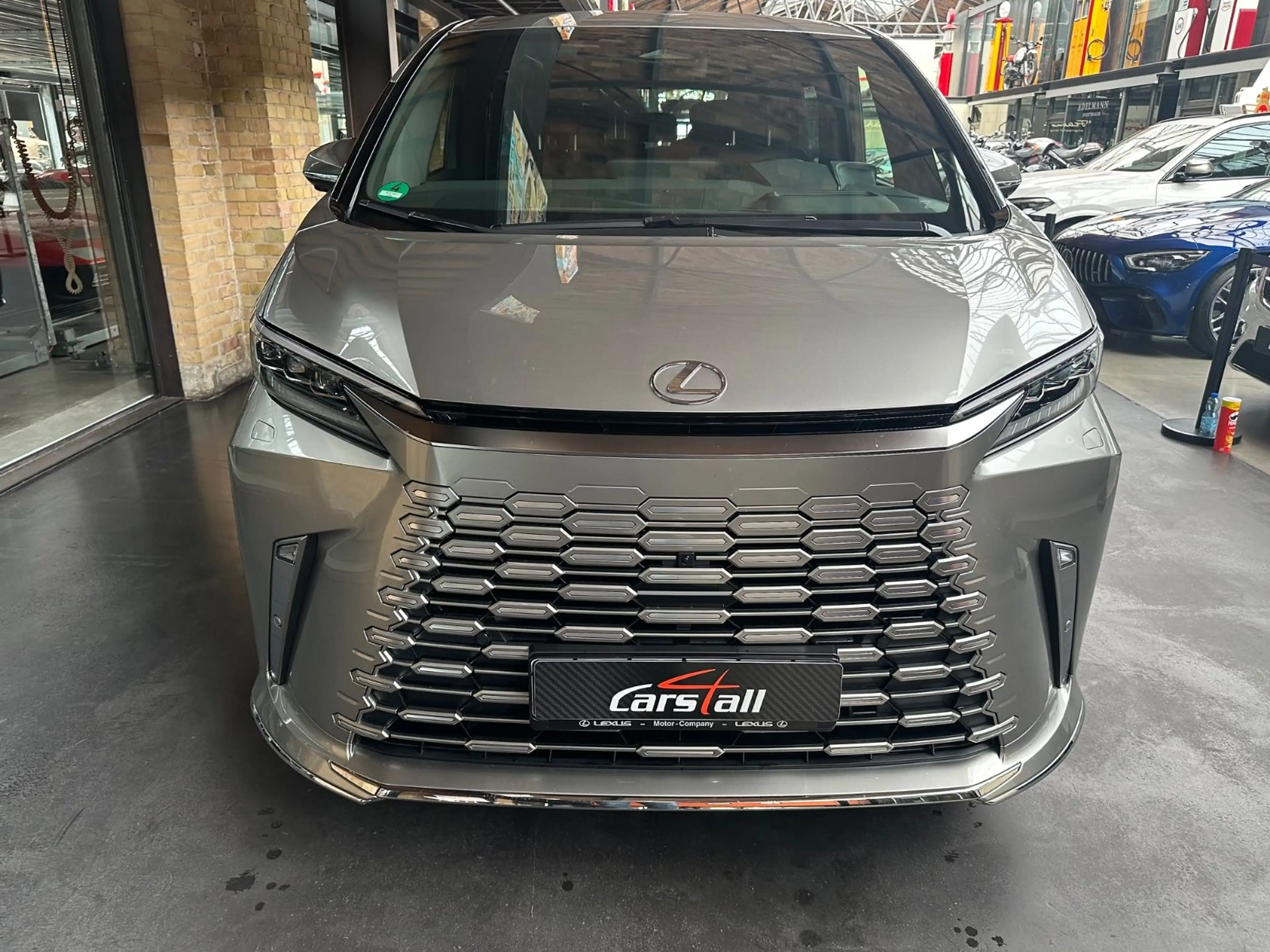Lexus LM 350 h Executive — photo 2