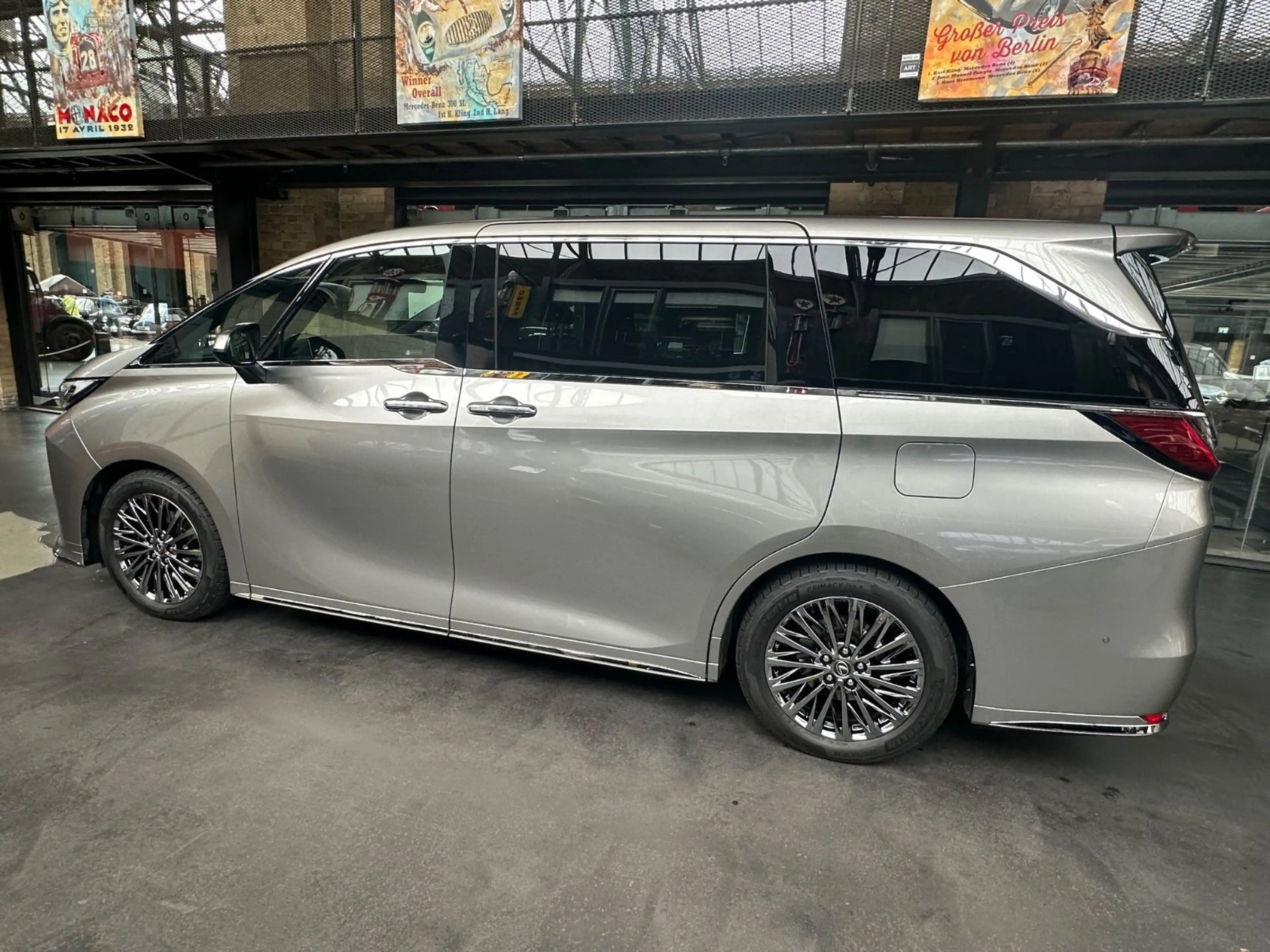 Lexus LM 350 h Executive — photo 11
