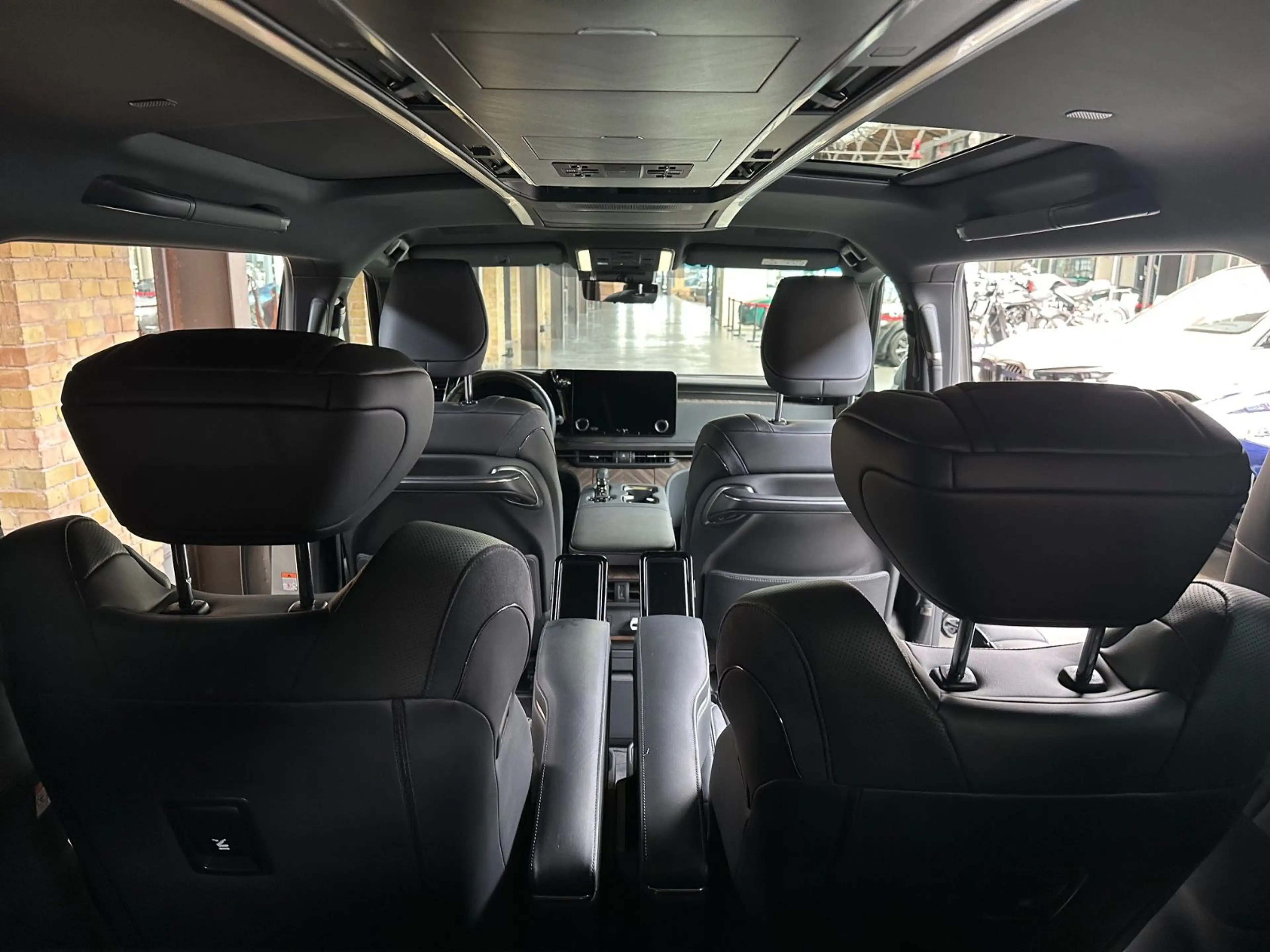 Lexus LM 350 h Executive — photo 14