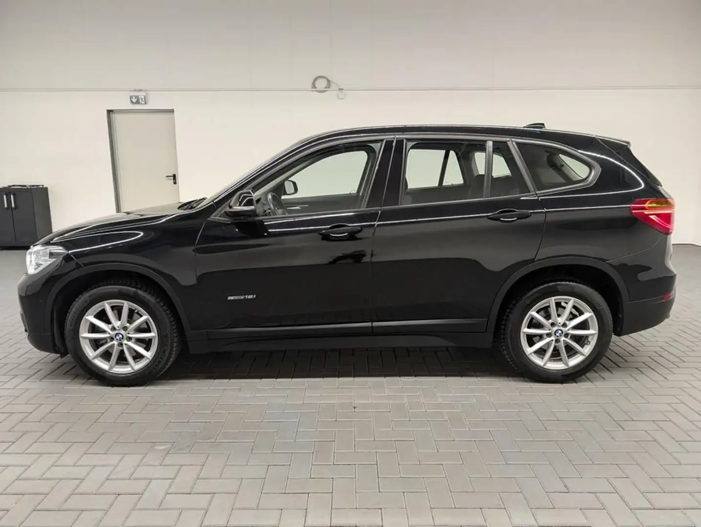 BMW X1 sDrive18i LED/Navi/SHZ/PDC/el.Heck/17 LM Schwarz - 2