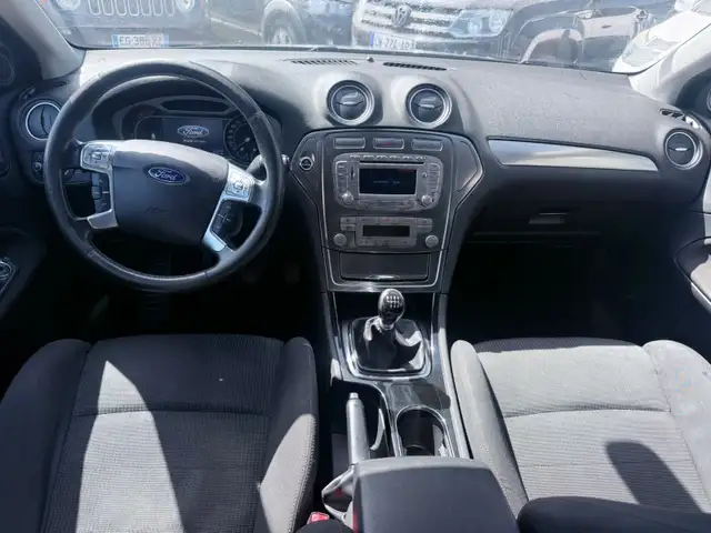 Ford Mondeo view 5