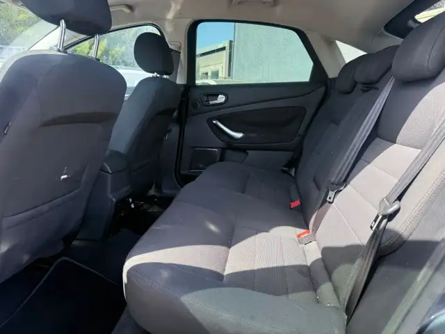 Ford Mondeo view 11