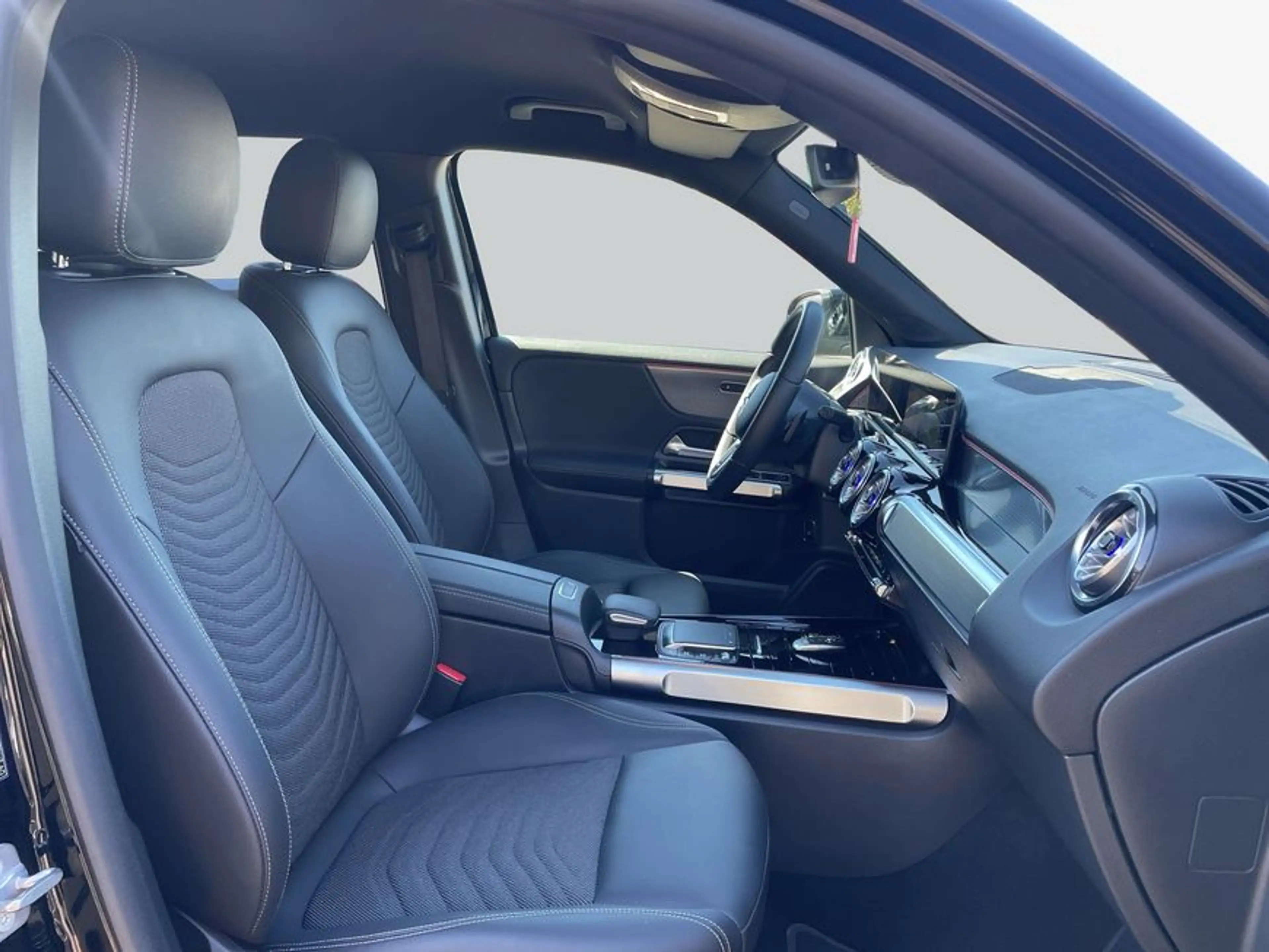 Mercedes-Benz EQB 250 EQB — photo 12