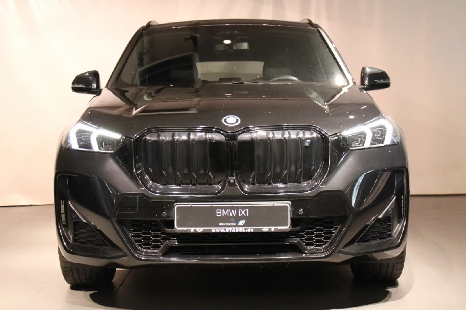 BMW iX1 xDrive30 M Sport Navi.LED.HuD.360°.Pano.AHK Schwarz - 1