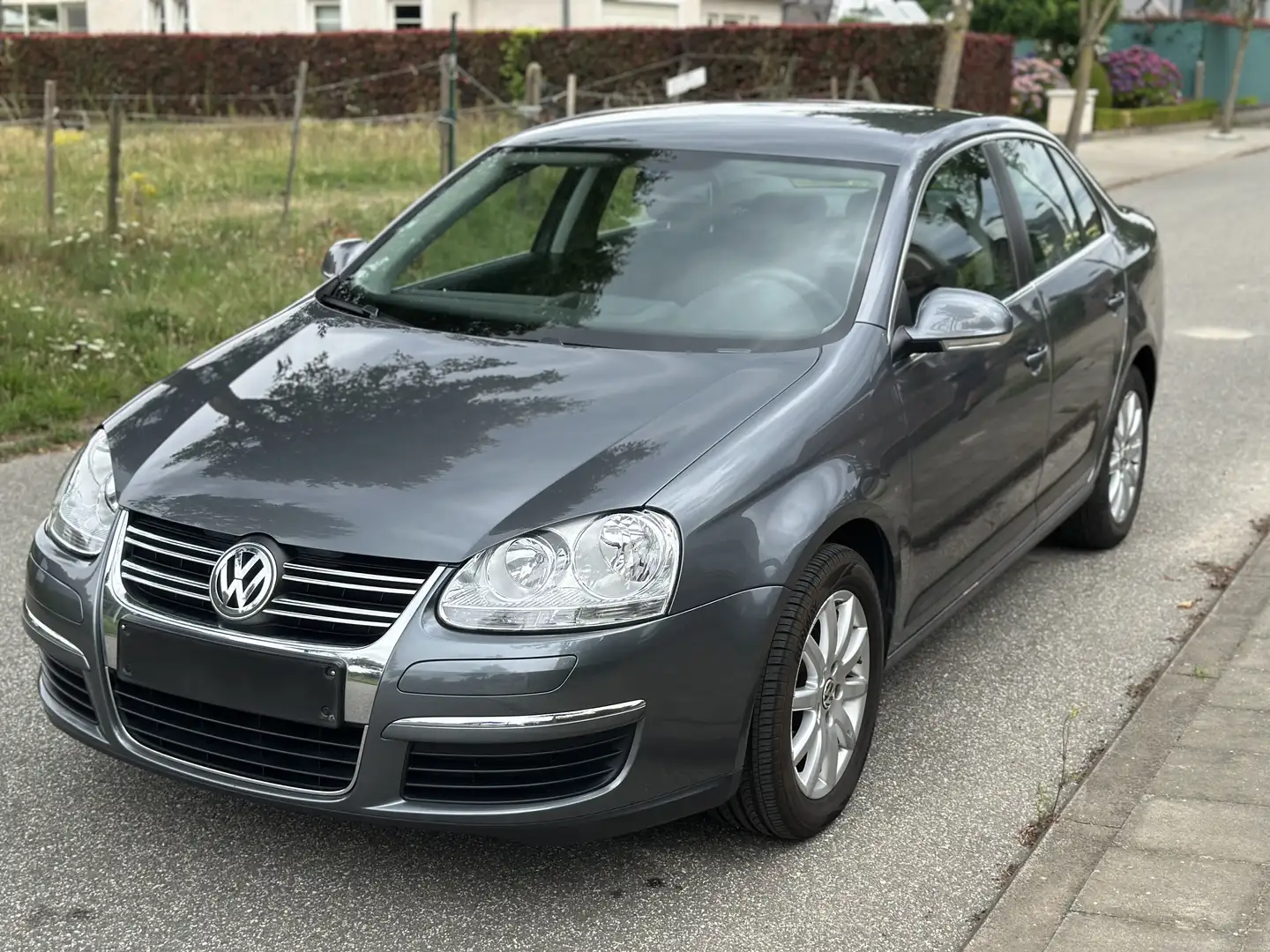 Volkswagen Jetta 1.6i premier propriétaire - prêt à immatriculer Gris - 1