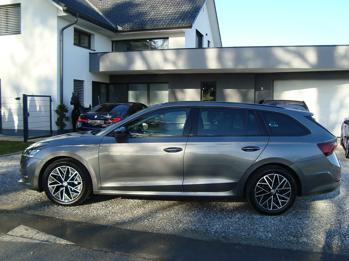 Skoda Octavia Combi 2,0 TDI DSG Sport-Paket Mod 23 !! Grau - 2