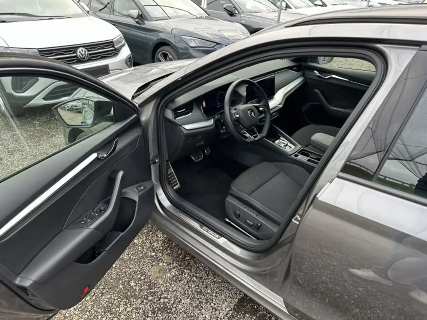 Skoda Octavia Combi 2,0 TDI DSG Sport-Paket Mod 23 !! Grau - 2
