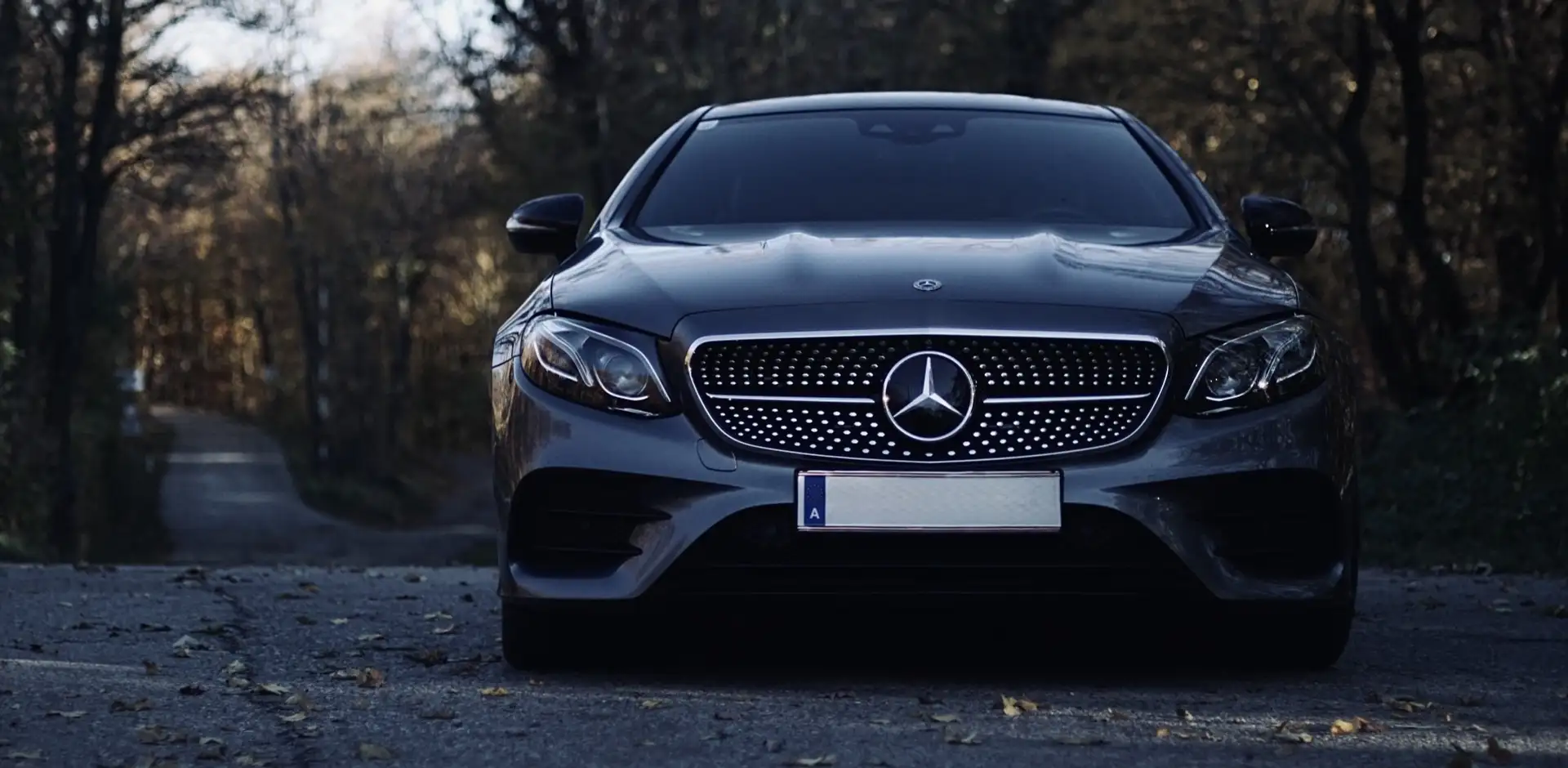 Mercedes-Benz E 220 d 4MATIC AMG-Line • Night-Paket • Servicegepflegt Grau - 1