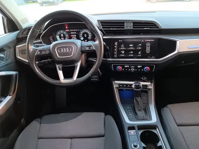 Audi Q3 view 15