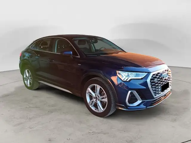 Audi Q3 view 7