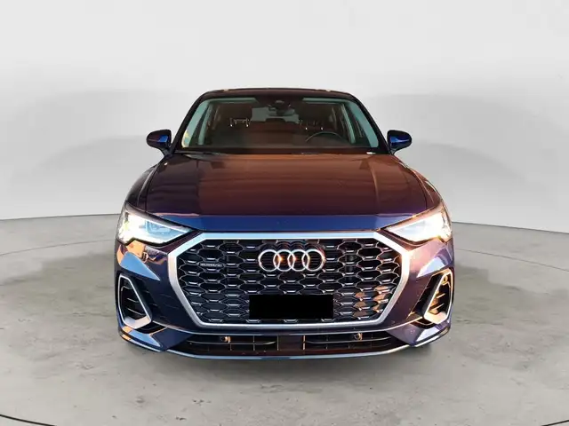 Audi Q3 view 8