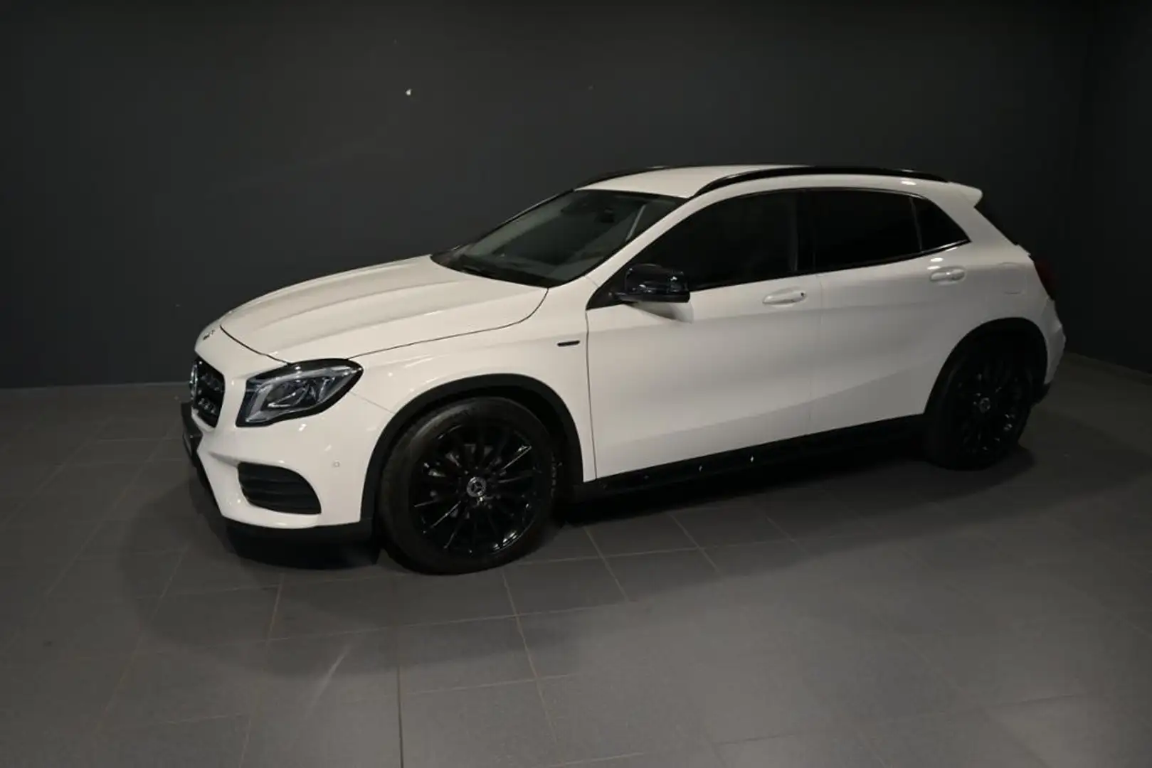 Mercedes-Benz GLA 200 Sport Utility Vehicle AMG/NAVI/LED/SHZ Alb - 1