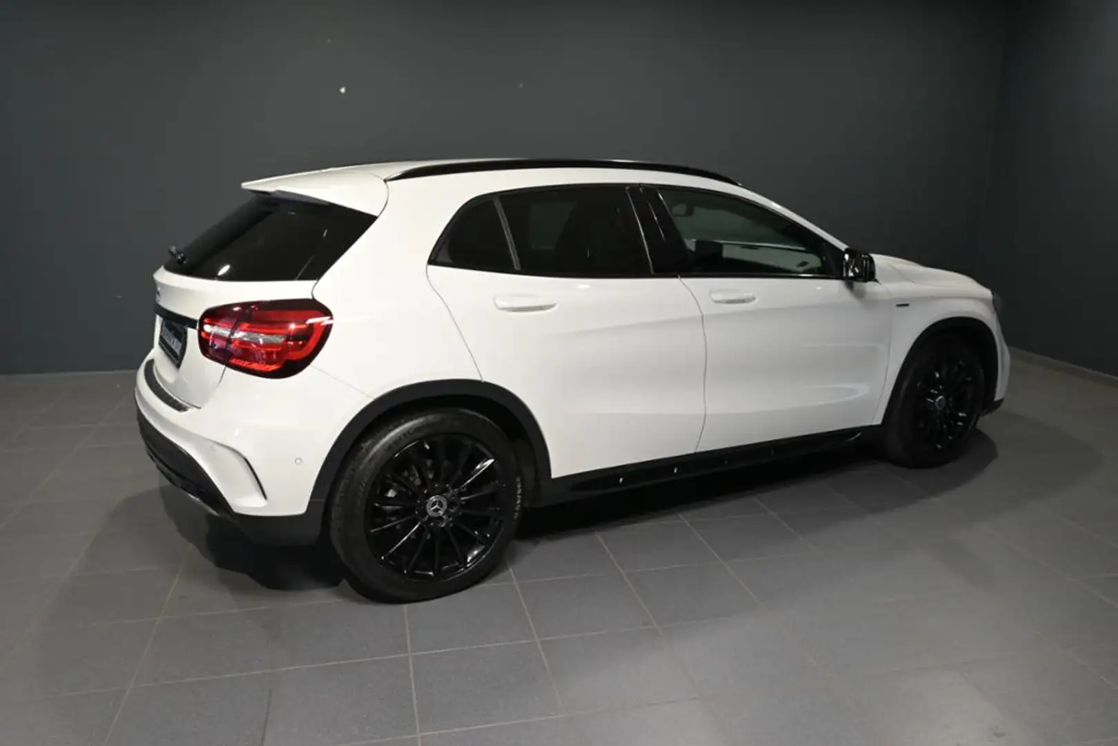 Mercedes-Benz GLA 200 Sport Utility Vehicle AMG/NAVI/LED/SHZ Alb - 2