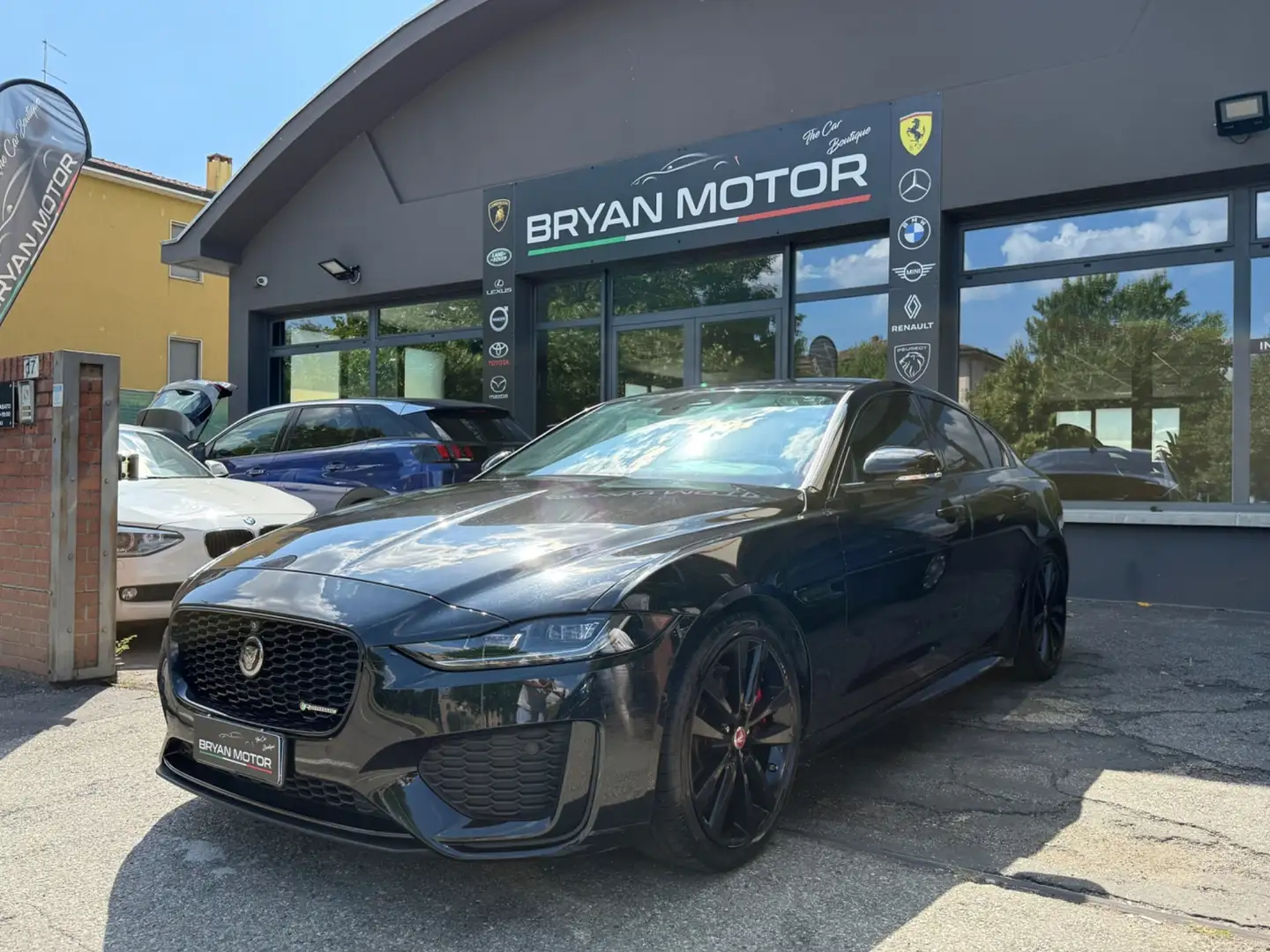 Jaguar XE 2.0 D 204 CV aut. R-Dynamic Black Czarny - 1