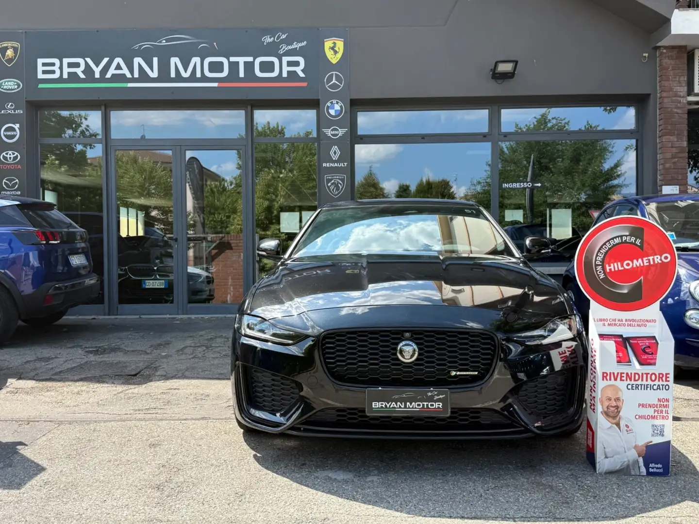 Jaguar XE 2.0 D 204 CV aut. R-Dynamic Black Czarny - 2