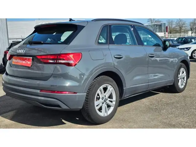 Audi Q3 view 3